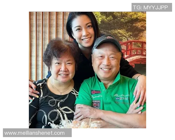 足球明星与母亲温馨合影展现亲情与奋斗背后的故事